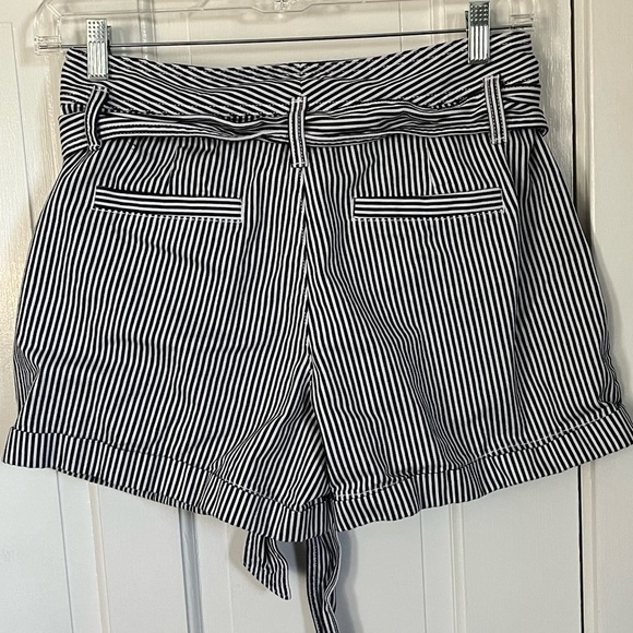 Gap High Rise Pleat Front PinStriped Cuffed Paperbag Shorts Button Fly Size 10 - Picture 8 of 13